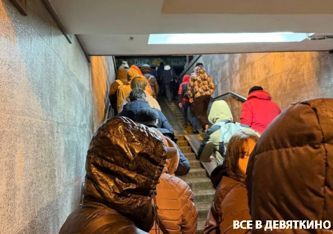 Автобус 562 в Мурино: очередь в подземный переход и интервалы по 40 минут после 22:00