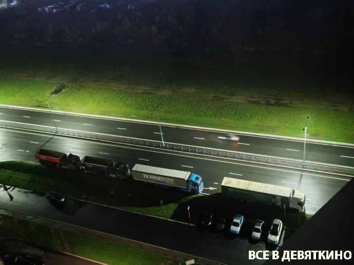Фуры перекрыли полосу разгона на новой дороге вдоль Авиаторов Балтики в Мурино