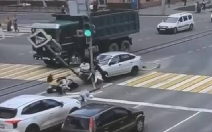 В Мурино женщина попала под колёса грузовика на пешеходном переходе