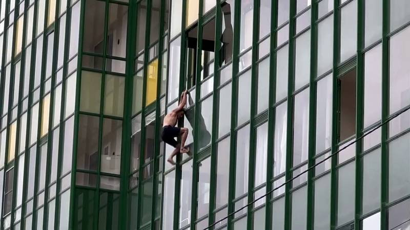 Полуголый солевой &laquo;Человек-паук&raquo; из Мурино упал с пятого этажа (2026)