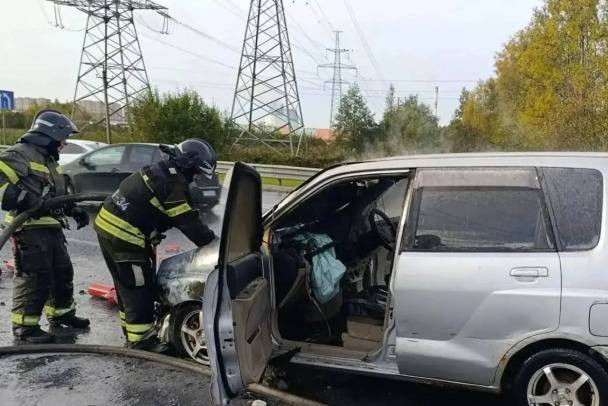 На КАД у Новосаратовки на ходу загорелся Mitsubishi Mirage (2026)