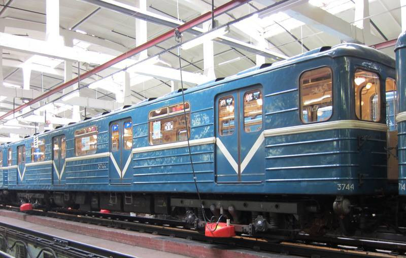 Вагон метро ЕМ 81-501, помнивший &laquo;Комсомольскую&raquo;, продают (2026)