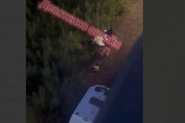 Девушку нашли под окнами многоэтажки в Мурино